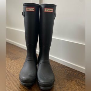 Black Hunter rain boots with optional fleece lining. Only worn about 3 times